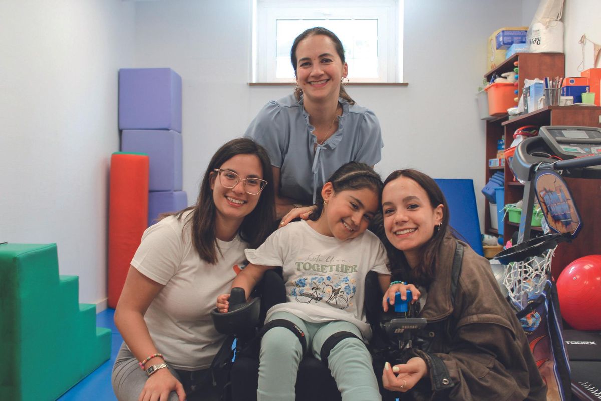 De izq a derecha: Alma Piorno, fisioterapeuta de la Fundación Ana Carolina Díez Mahou, Adriana M. Oguela, madre de la usuaria, Anny Santamaría, usuaria de la Fundación, Marcela Marcial, alumna del Grado en Fisioterapia de la Escuela Universitaria de Enfermería y Fisioterapia San Juan de Dios-Comillas.