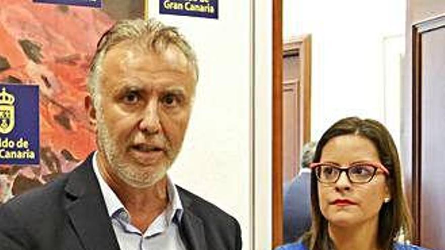 Ángel Víctor Torres y Yaiza Castilla ayer tras la reunión con los presidentes de los cabildos insulares.