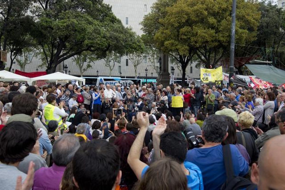 Durant les jornades de commemoració del moviment dels indignats, el jurista espanyol, Jiménez Villarejo, va oferir una conferència a la plaça de Catalunya, a Barcelona.