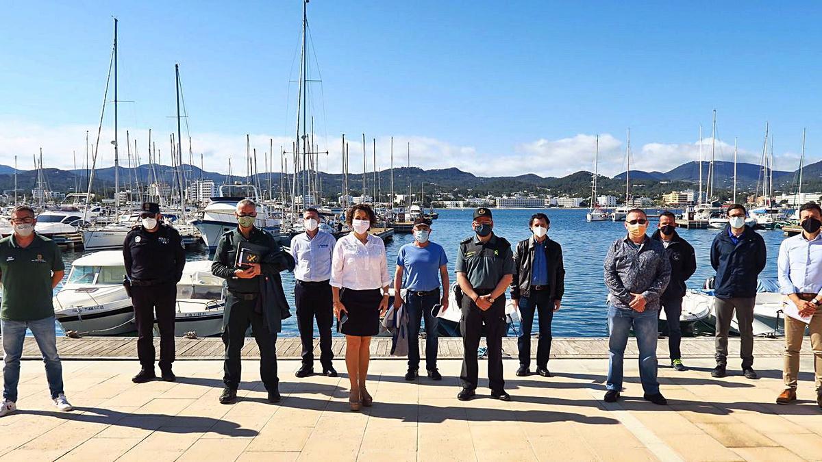 Los representantes de organismos e instituciones posan en Sant Antoni. | ASA