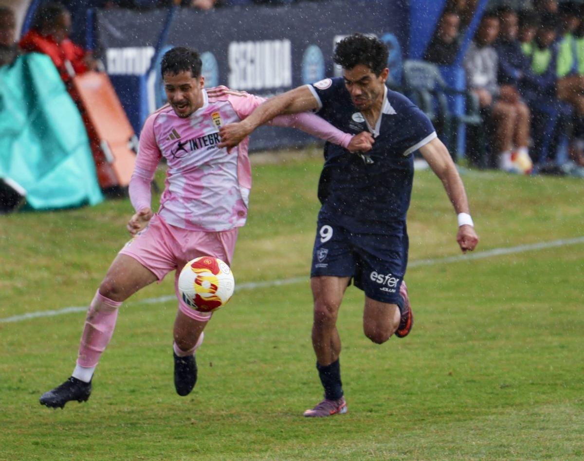 El jugador del Vetusta Marcos Lopes, a la izquierda, pelea por un balón con Tito Leyva.  | MIKI LÓPEZ