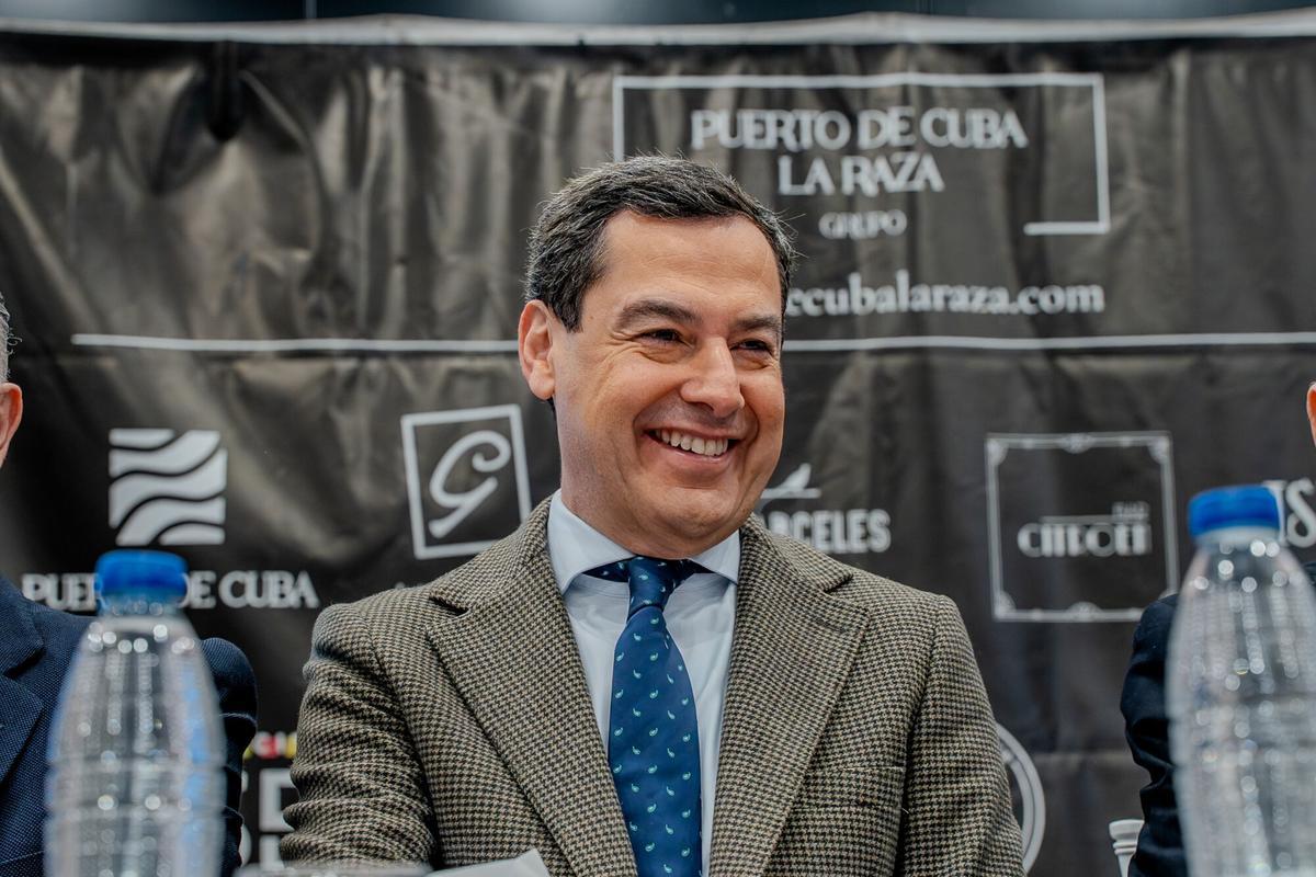 El presidente de la Junta de Andalucía, Juanma Moreno asiste al desayuno informativo donde se concreta la informacion de la Cabalgata de Reyes Magos a 02 de enero del 2026 en Sevilla, España. El día 6 de enero el presidente de la Junta de Andalucía, Juanma Moreno representará a el Rey Melchor en el Cortejo Real dela Cabalgata de los Reyes magos 2026 de Sevilla. 02 ENERO 2026 Eduardo Briones / Europa Press 02/01/2026. Juanma Moreno;Eduardo Briones