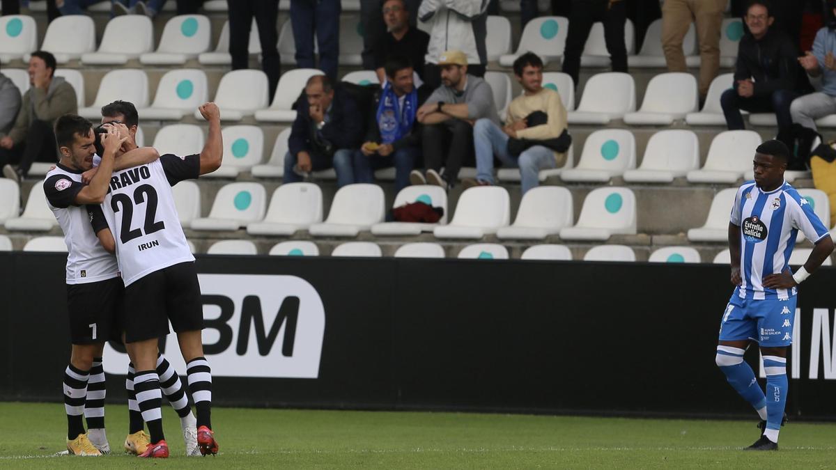 William, a la derecha, durante la visita del Dépor al campo del Real Unión