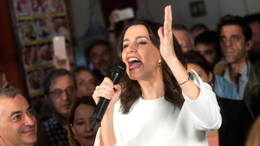 Arrimadas, en un acto electoral en un bar.