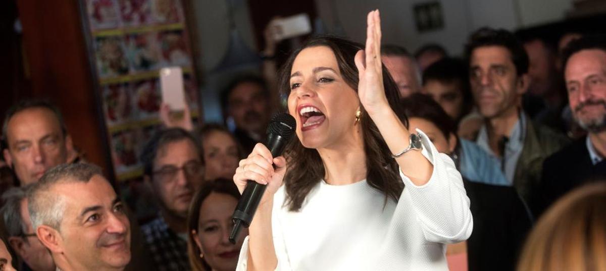 Arrimadas, en un acto electoral en un bar.