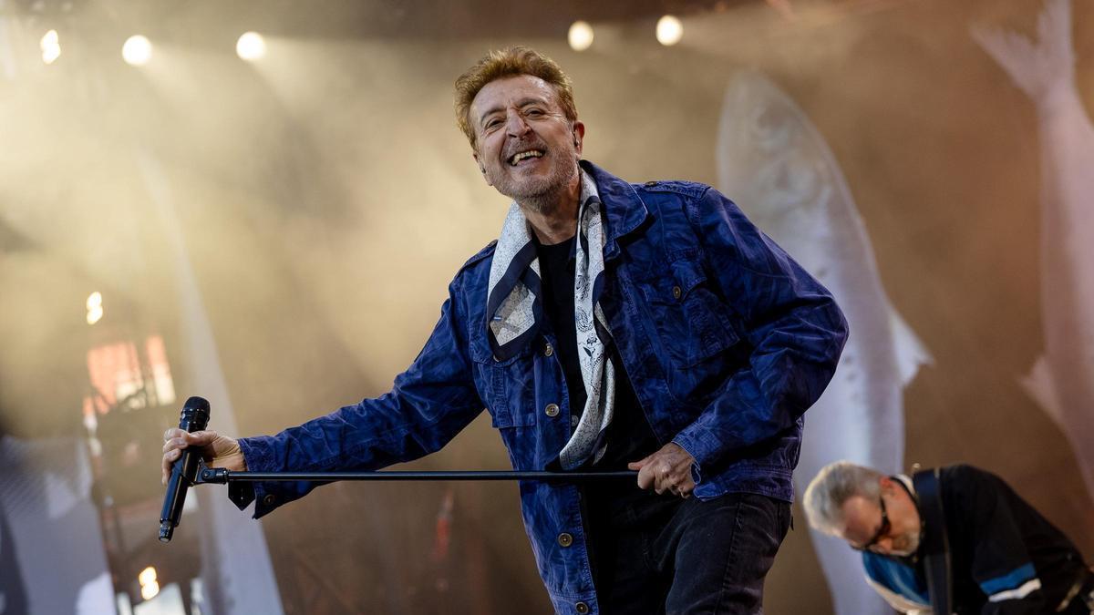 El cantante de El Último de la Fila Manolo García, durante el concierto en el estadio Metropolitano de Madrid este sábado.