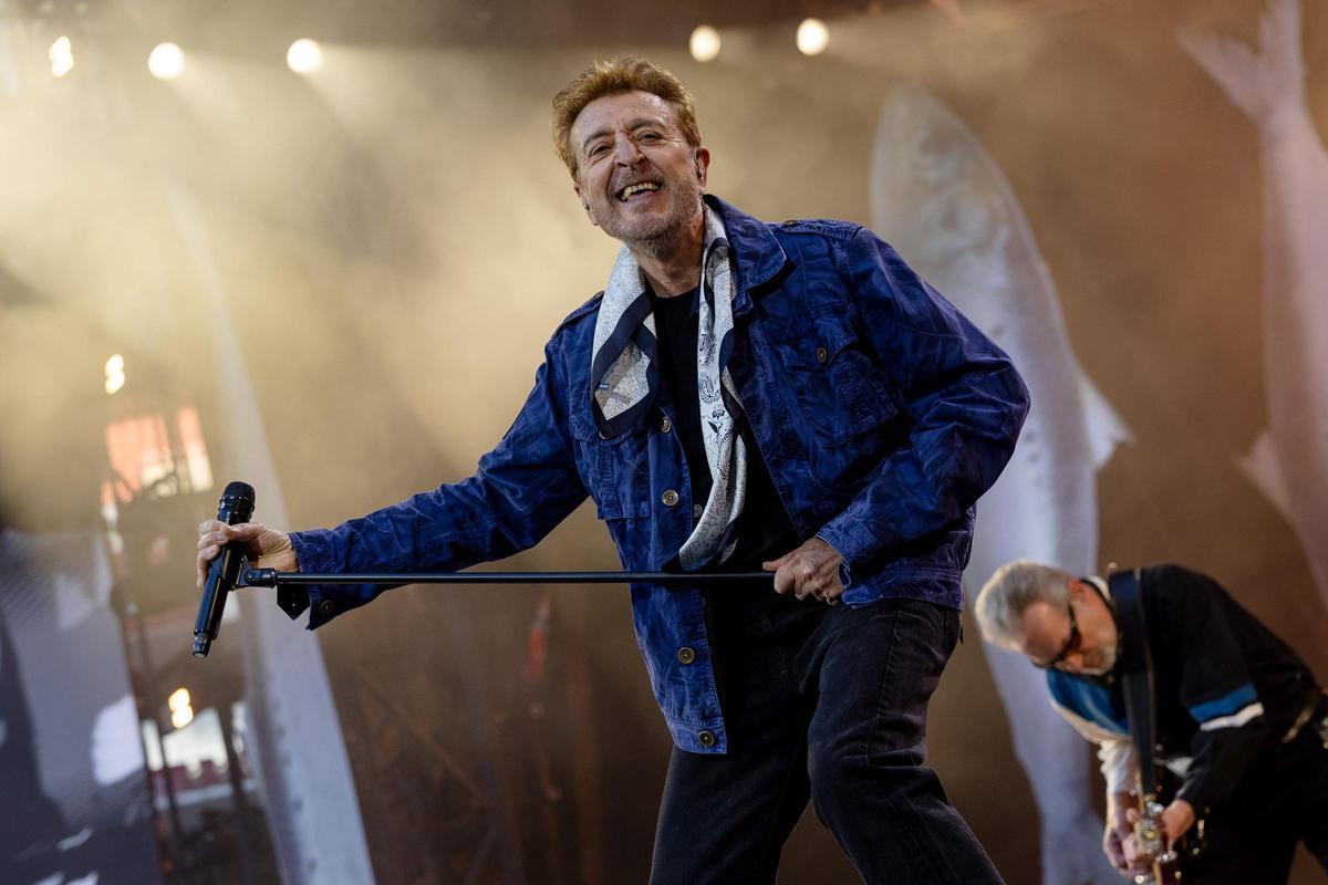 El cantante de El Último de la Fila Manolo García, durante el concierto en el estadio Metropolitano de Madrid este sábado.