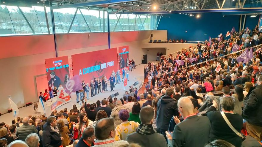Ovación a Besteiro durante el XV Congreso Nacional del PSdeG