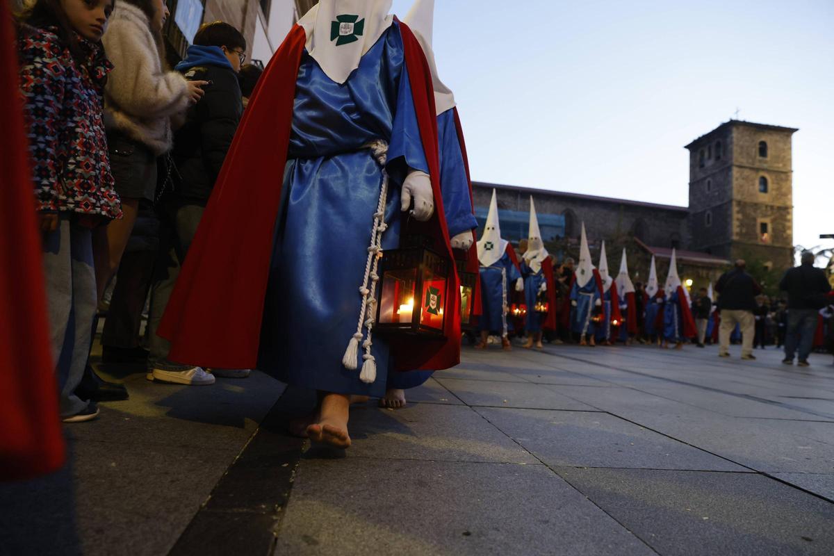 EN IMÁGENES: Avilés, a reventar en la procesión del Silencio