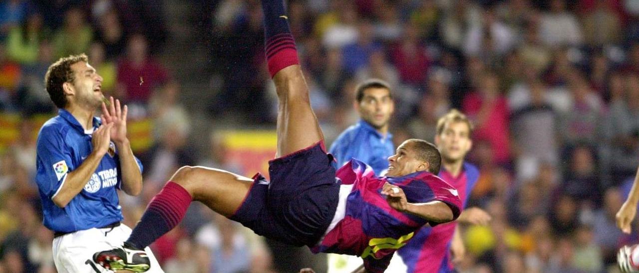 Chilena de Rivaldo en un partido ante el Valencia.