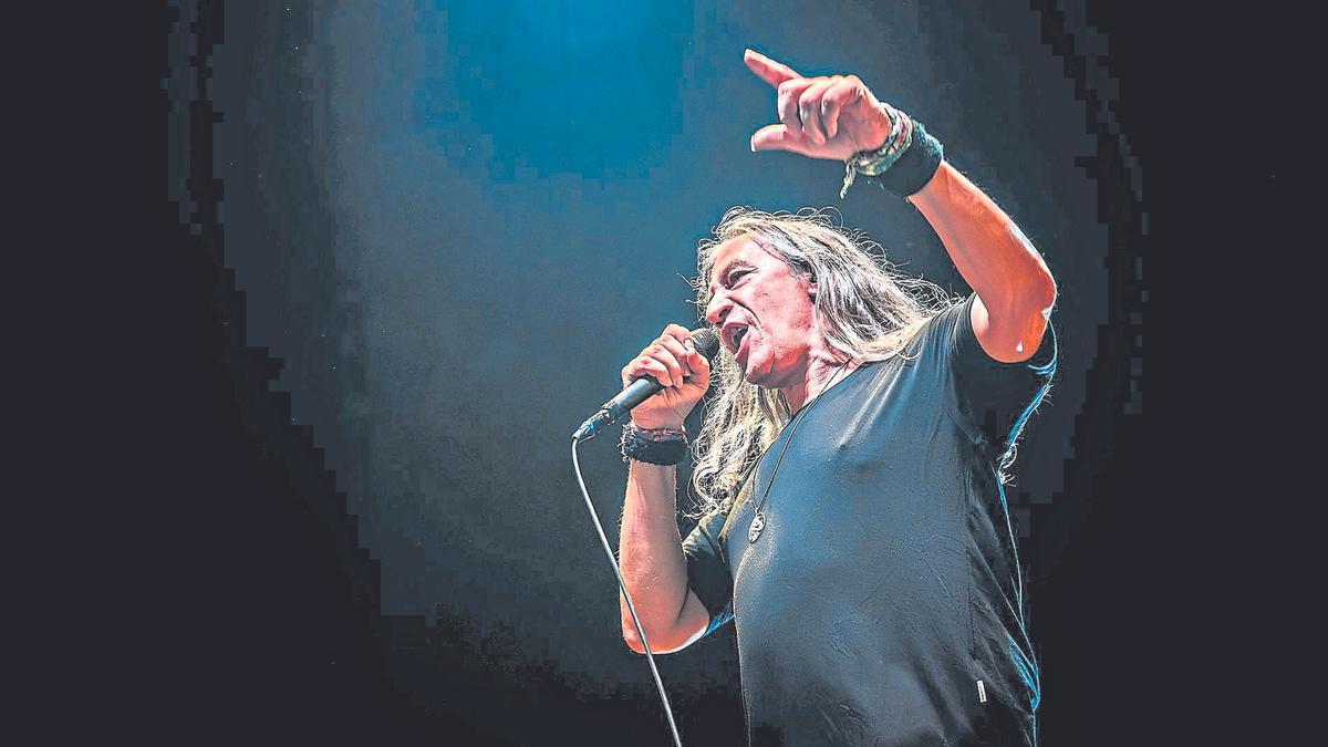 Gerard Quintana durant una actuació de Sopa de Cabra, que enguany celebren la gira del 40è aniversari.