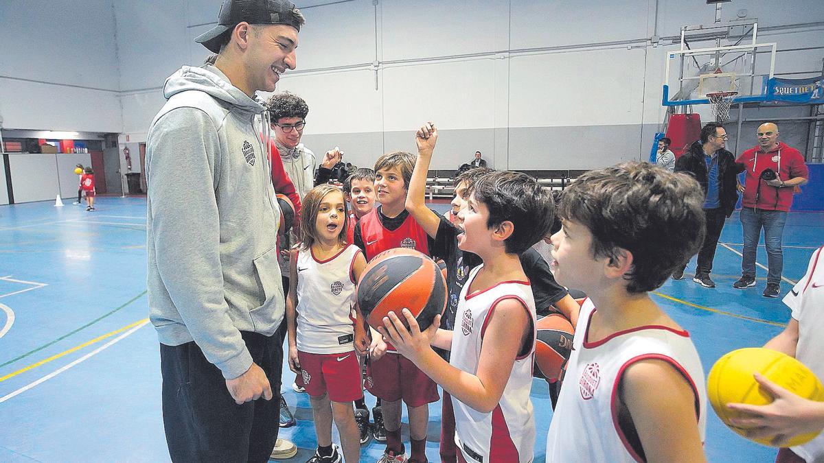 Maxi Fjellerup conversant amb diversos nens de la base del Bàsquet Girona al pavelló Ramon Sitjà.