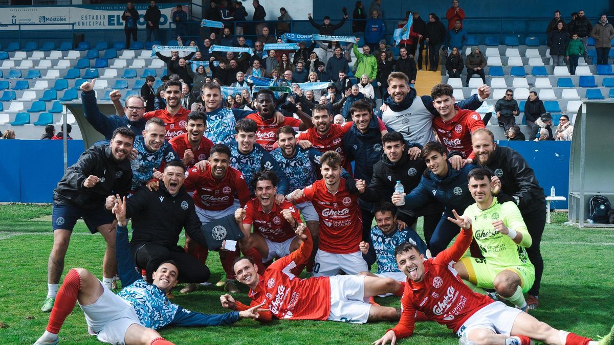El Coria, festejando el triunfo con sus aficionados de fondo.