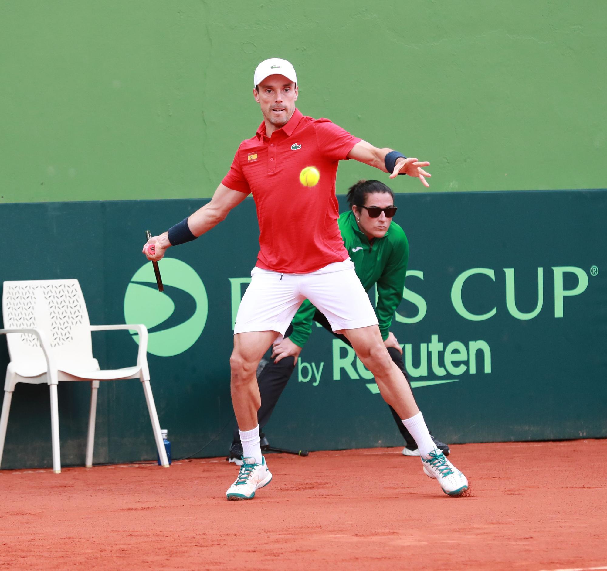 Tras los dos primeros partidos del viernes, victoria de España por dos a cero, gracias a los triunfos de Roberto Bautista  y Carlos Alcaraz.