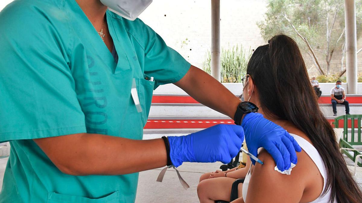 Una joven recibe la vacuna contra el coronavirus.