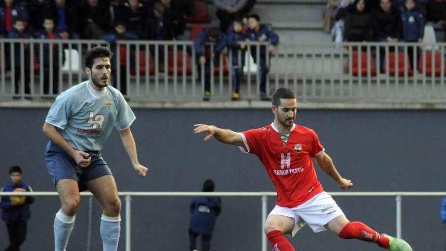 El jugador rojillo Javicho, en una acción del partido jugado en A Estrada. // Bernabé/Javier Lalín