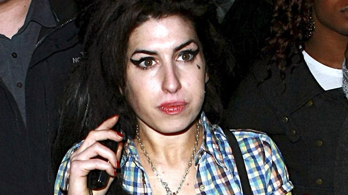 Amy Winehouse cantará para George Clooney y Julia Roberts