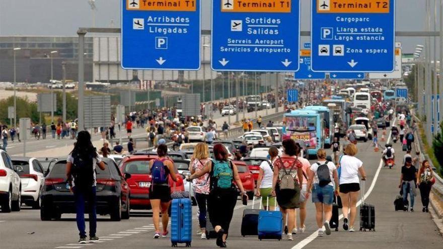 Muere un pasajero de un ataque al corazón durante el bloqueo del aeropuerto de Barcelona