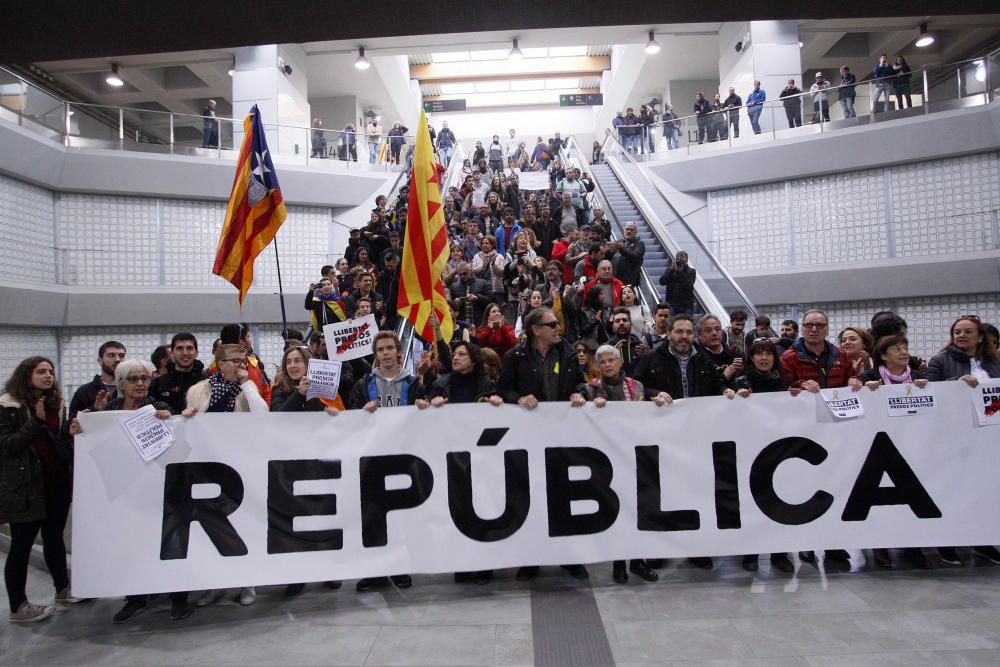 Manifestants tallen les vies del TAV a l'estació de Girona