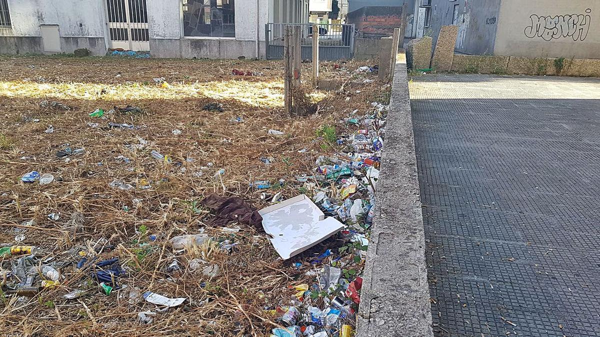 Ya se denunció en varias ocasiones, pero no parece suficiente para que alguien se digne a limpiar la zona a fondo. Se trata de las fincas situadas por la parte trasera de la Rúa Noria, convertidas en un escandaloso vertedero urbano. Hasta sillas de plástico y cajas de pizza se pueden ver ya. Lejos de la imagen de villa turística que se quiere vender.