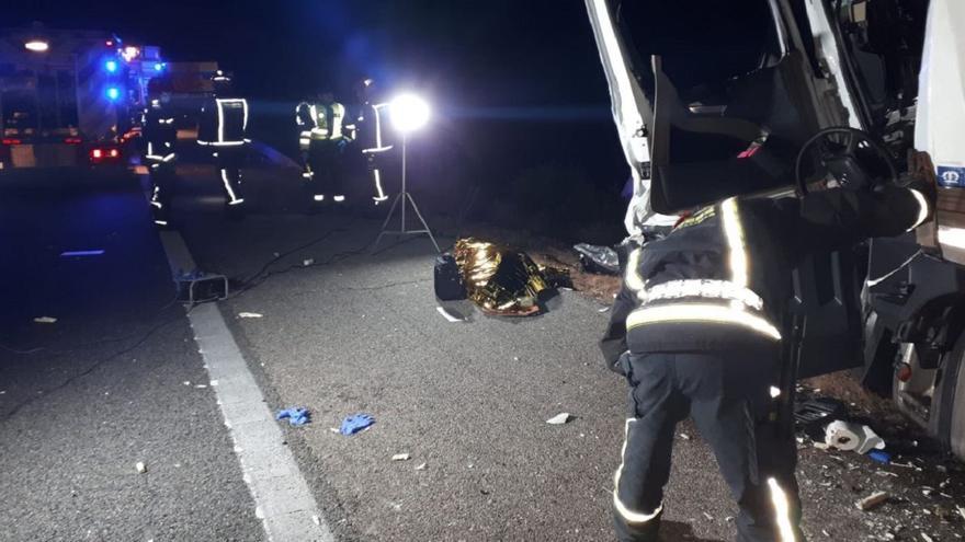 Muere un conductor tras quedar atrapado por la colisión de dos camiones en Alcalà de Xivert