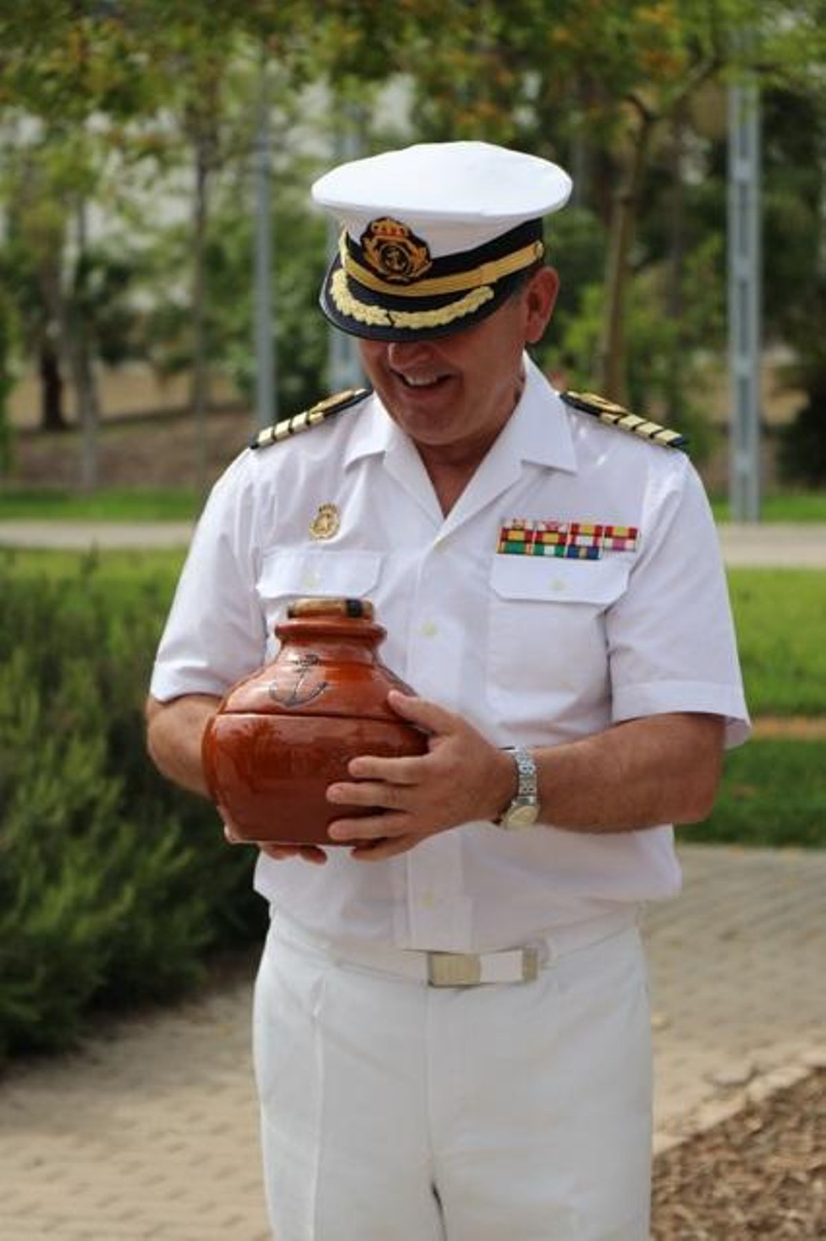 Joaquín Vegara con una cerámica de Agost.