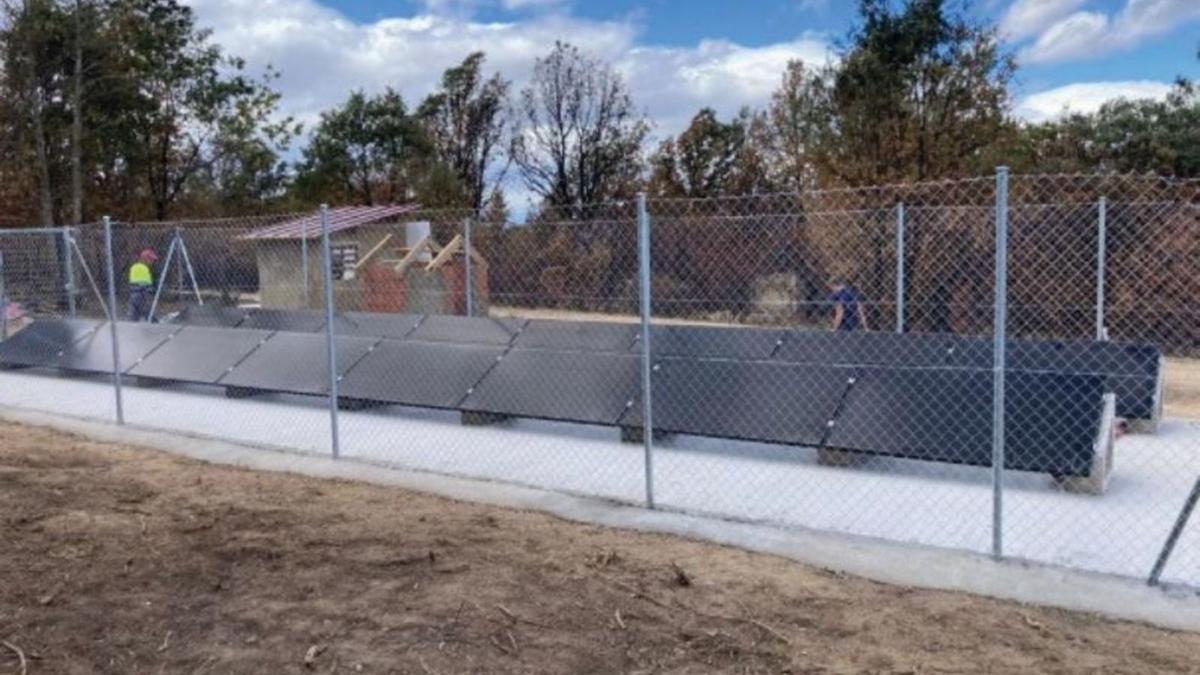 Sondeo de Otero de Bodas con su instalación de placas solares. | Diputación de Zamora