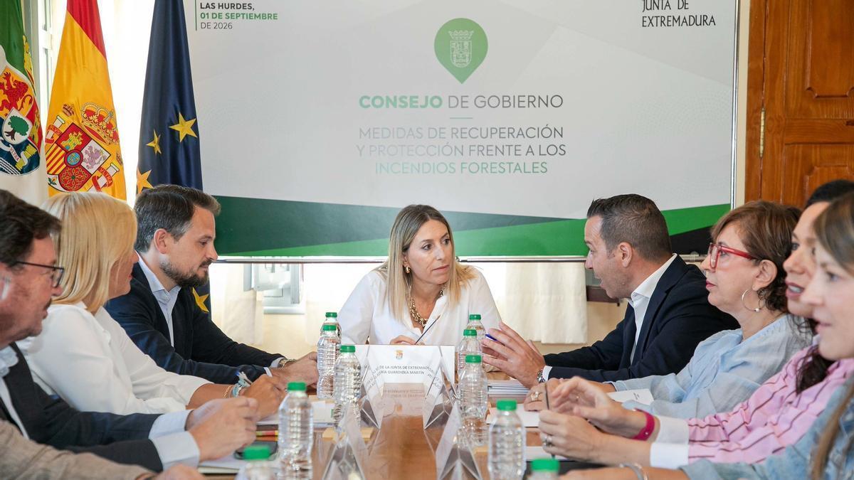 María Guardiola, junto a sus consejeros, en el Consejo de Gobierno celebrado en Vegas de Coria, para aprobar ayudas destinadas a los afectados por el incendio de Pinofranqueado.