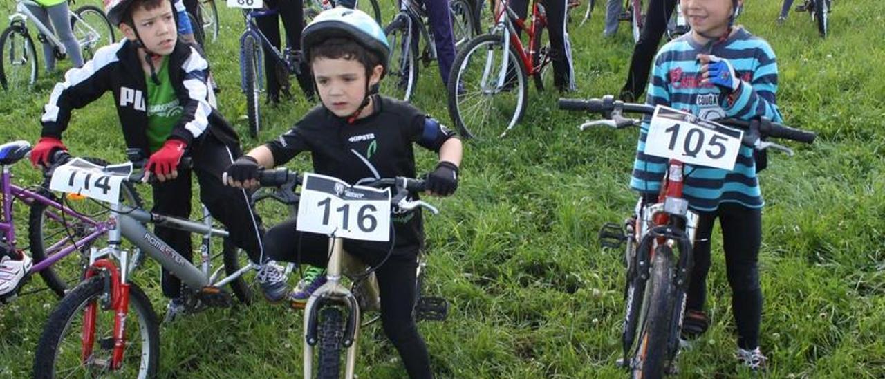 Por la izquierda, en primer término, Hugo Lojo, Guillermo González y Gabriel Santamarina, en la salida, con otros participantes al fondo.