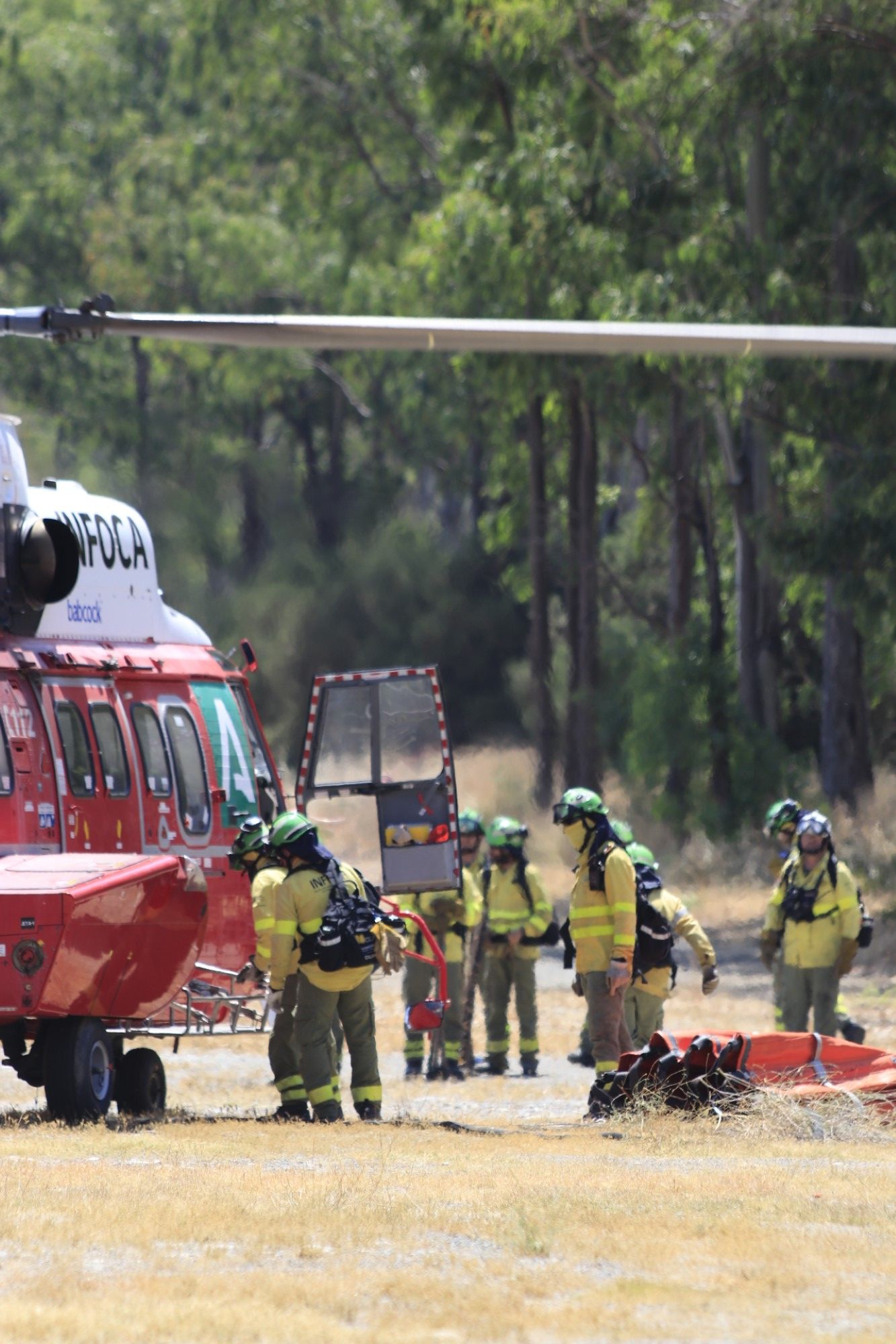 Un millar de efectivos trabajan para controlar el fuego de Sierra Bermeja