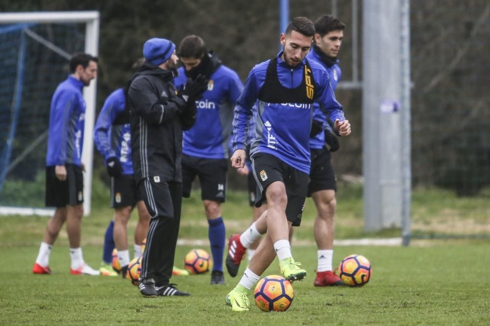 Entrenamiento del Real Oviedo a puerta cerrada en El Requexón.