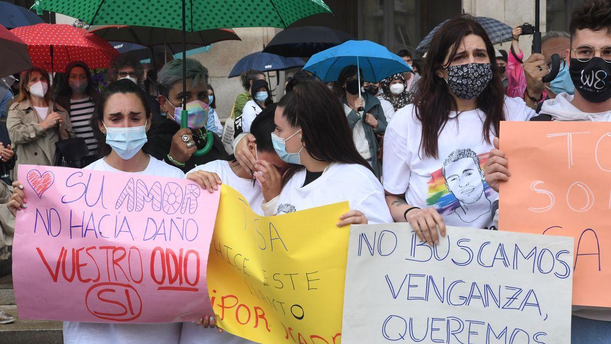 Las amigas de Samuel Luiz, ayer en la concentración para reclamar justicia