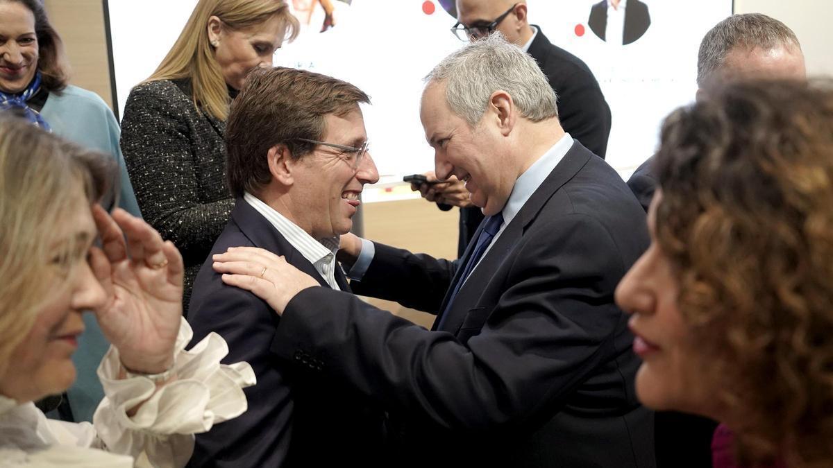 Jordi Hereu, ministro de Industria y Deporte, y José Luis Martínez-Almeida, alcalde de Madrid, en Fitur.