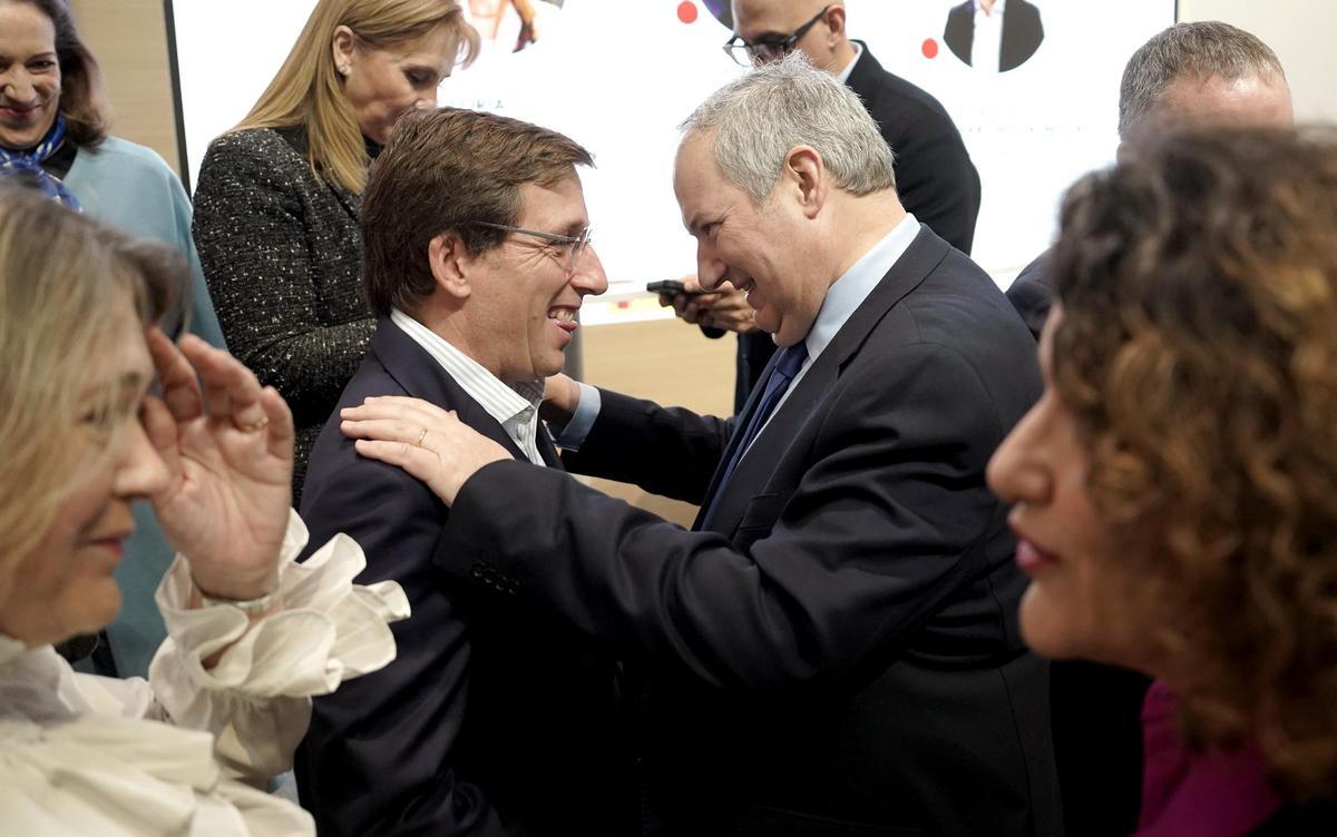 Jordi Hereu, ministro de Industria y Deporte, y José Luis Martínez-Almeida, alcalde de Madrid, en Fitur.