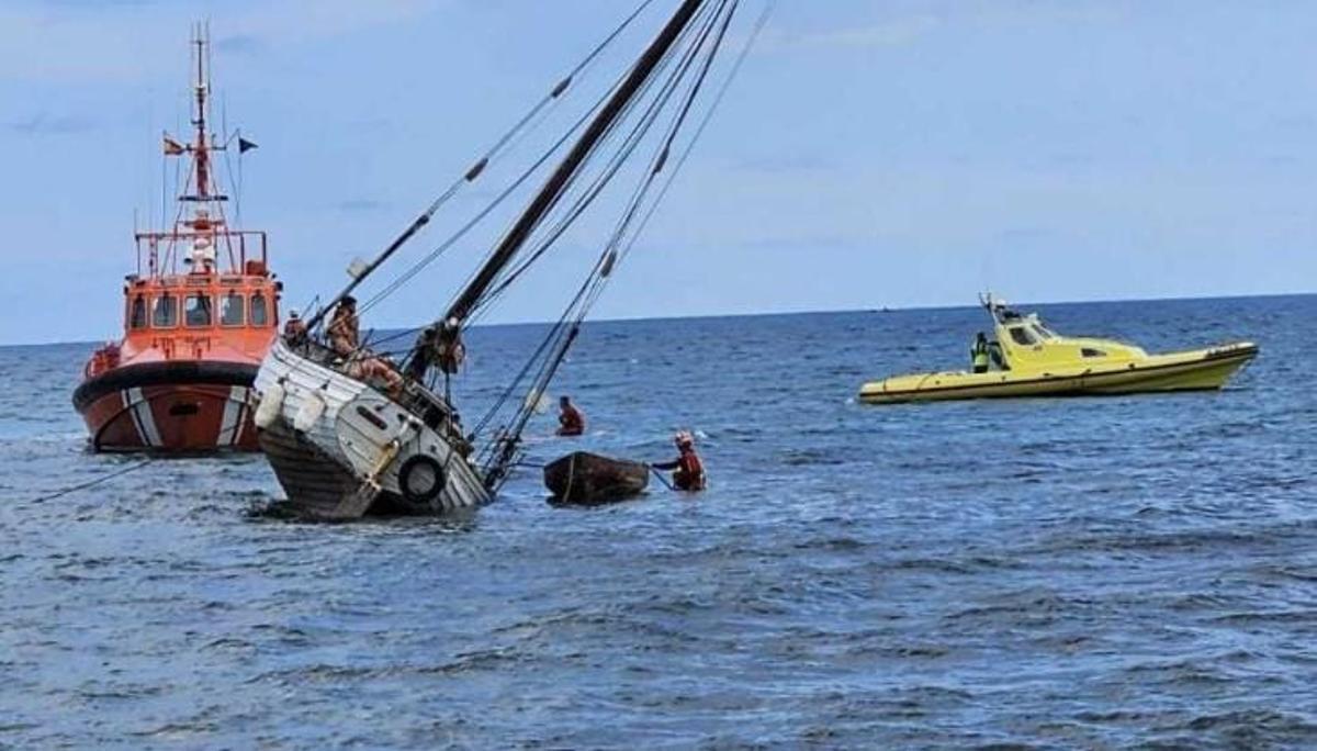 Un barco encalla en Playa Honda, en Lanzarote