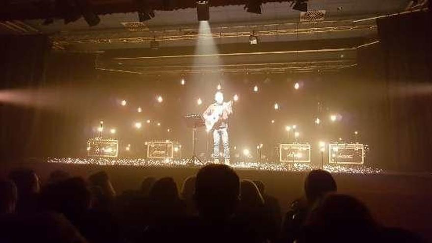 El cantautor, durante su concierto en Mieres.