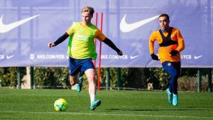 Dest persigue a Frenkie de Jong en el entrenamiento previo al derbi con el Espanyol.