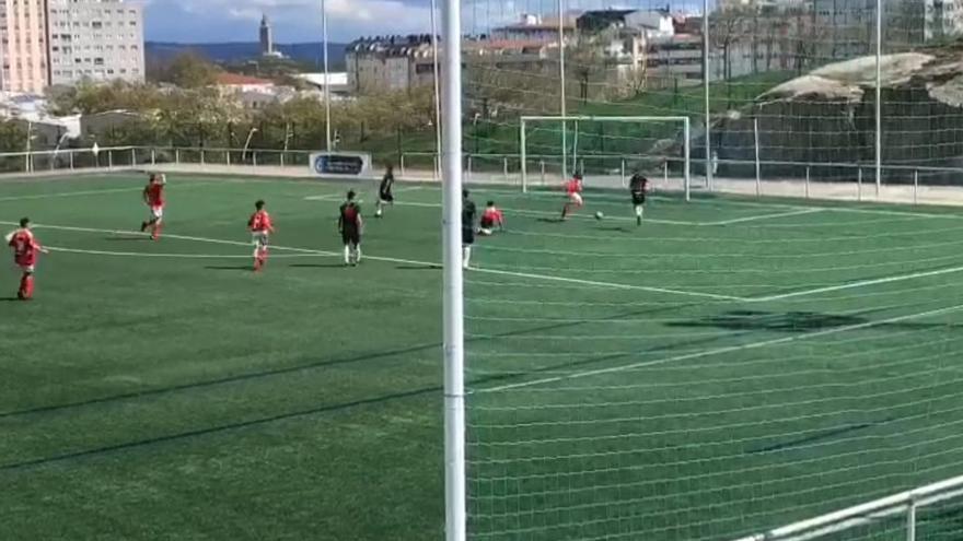 Golazo de un futbolista cadete del Calasanz en A Coruña