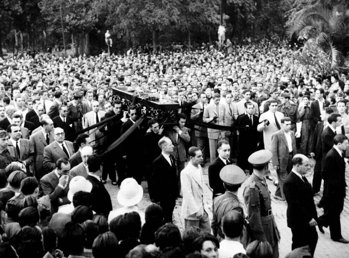 Llegada del féretro del torero a su casa en la avenida de Cervantes Llegada del féretro del torero a su casa en la avenida de Cervantes