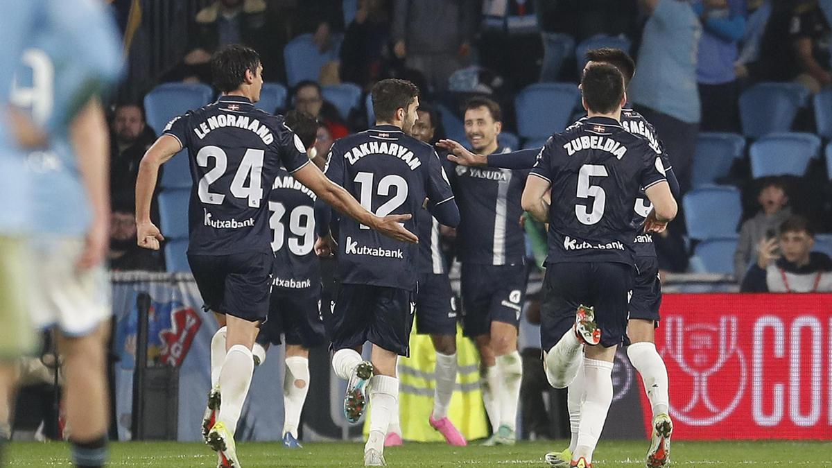 Los jugadores de la Real Sociedad celebran el segundo gol del equipo ante el Celta.