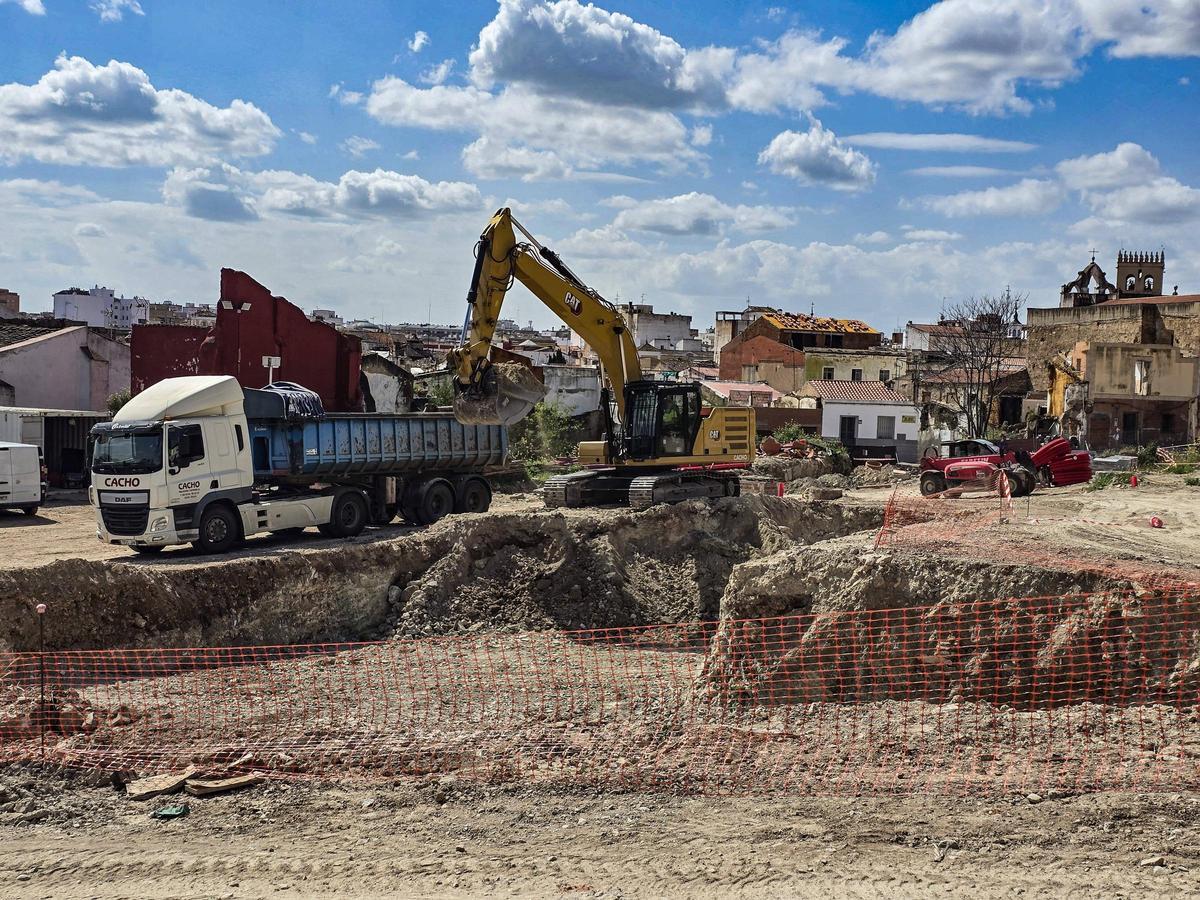 Las máquinas trabajan en la urbanización de la zona de El Campillo de Badajoz.