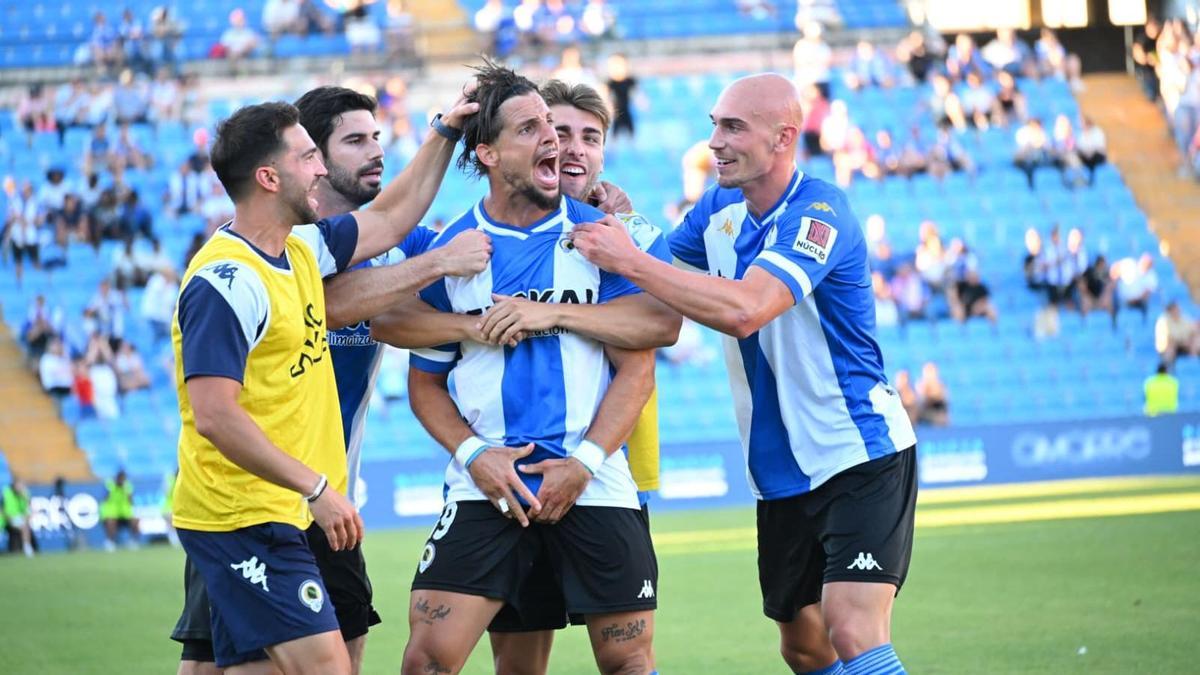 Fran Sol celebra con rabia su décimo gol de la temporada con recado a parte de la grada.