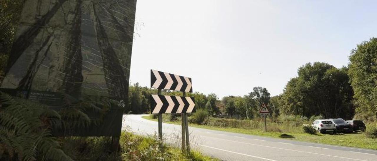 Acceso a Quiroga y área de estacionamiento, al otro lado de la N-525. |   // BERNABÉ/JAVIER LALÍN