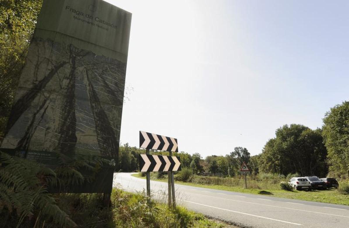 Acceso a Quiroga y área de estacionamiento, al otro lado de la N-525. |   // BERNABÉ/JAVIER LALÍN