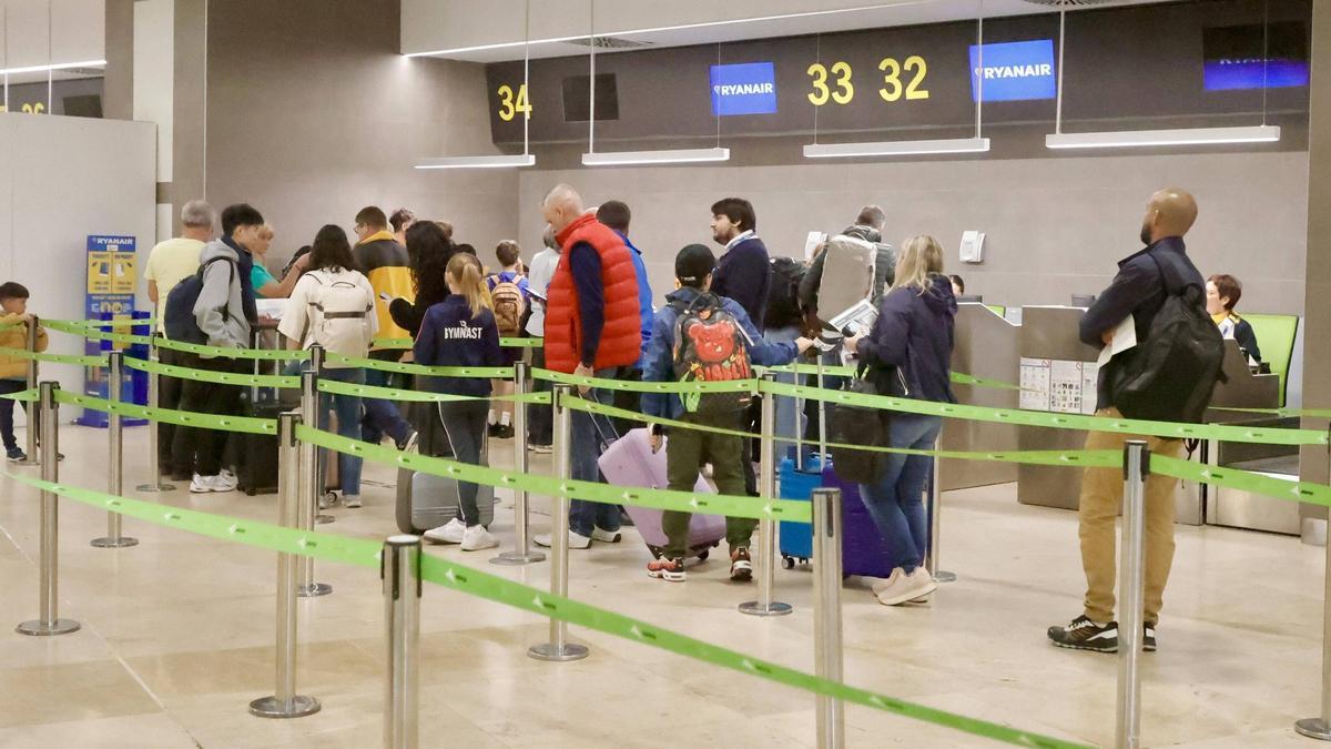 Pasajeros en el mostrador de Ryanair del aeropuerto de Valencia, la pasada temporada de invierno.