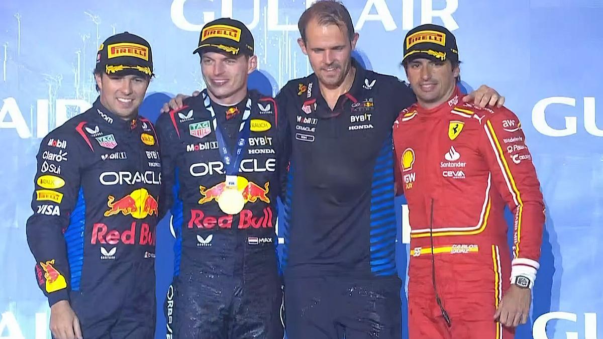 Carlos Sainz, tercero en el podio del GP de Bahrein, con doblete de Red Bull