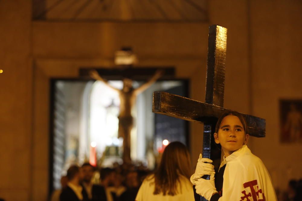 Elche se echa a la calle para acompañar a la Mare de Déu de les Bombes