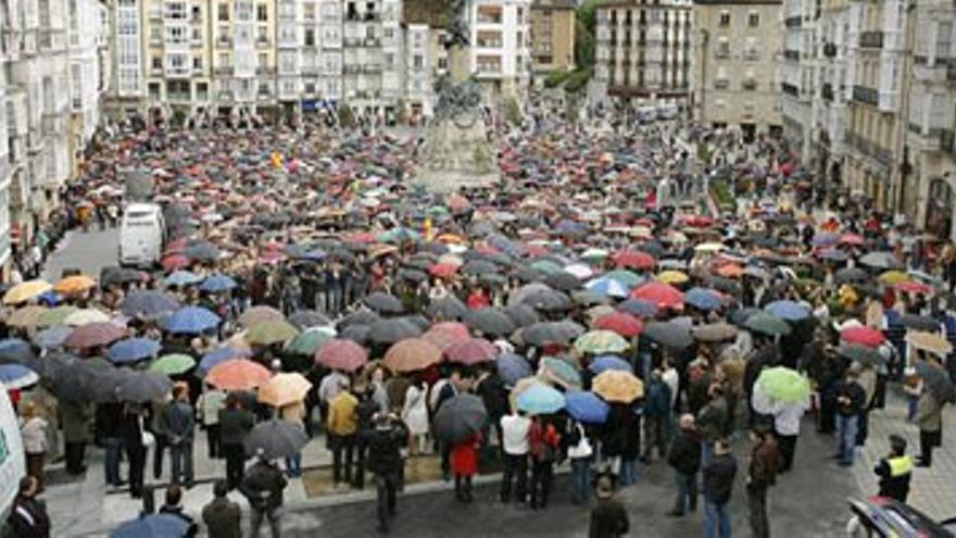 ETA amenaza con &quot;seguir luchando como hasta ahora&quot; si no se da una respuesta al conflicto vasco