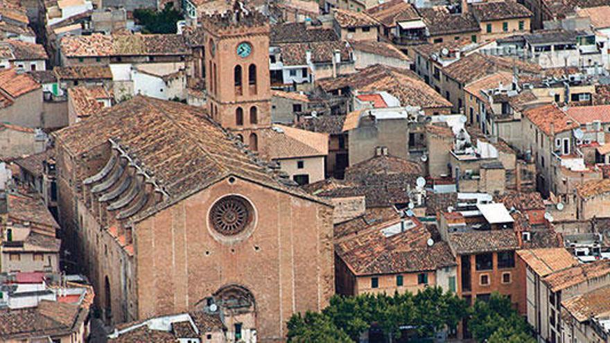 Imagen aérea de la parroquia y el campanario.
