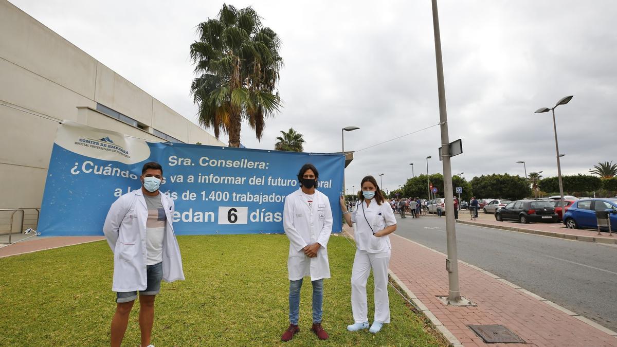 Miembros del comité de empresa también salieron a los accesos del centro para recordar que la Generalitat sigue sin contactar con los trabajadores para conocer su futuro laboral